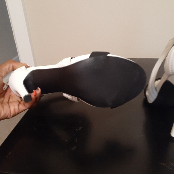 White and black heels - Picture 3 of 4